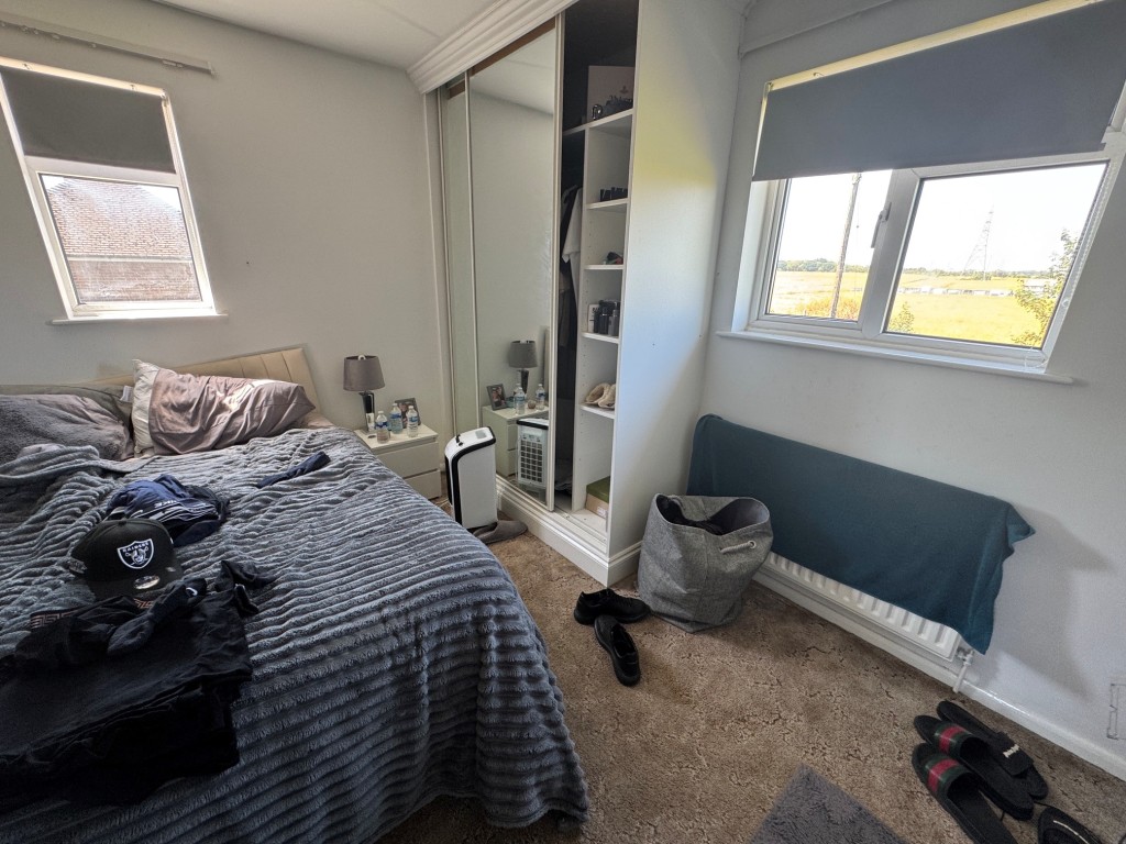 Lot: 137 - THREE-BEDROOM SEMI-DETACHED HOUSE - RESIDENTIAL INVESTMENT - Bedroom 1